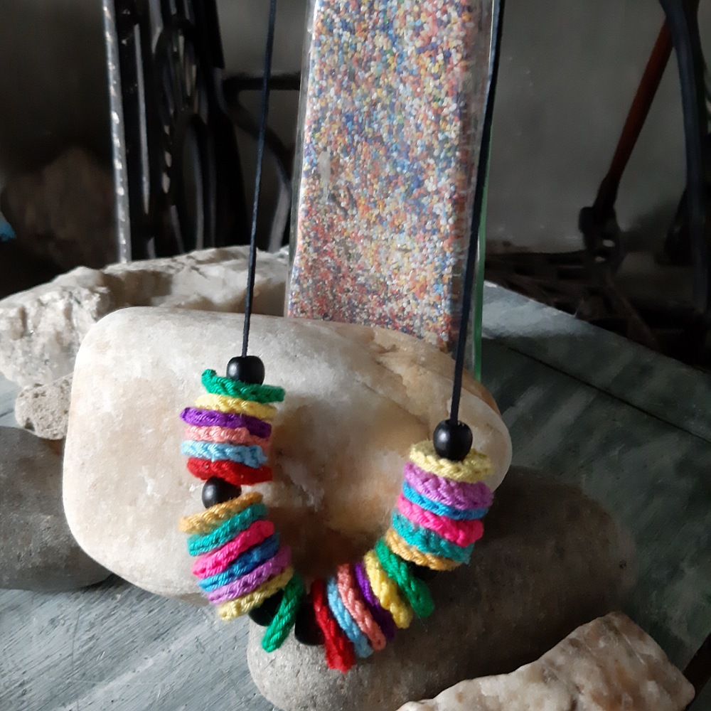 Háčkovaný náhrdelník - barevný