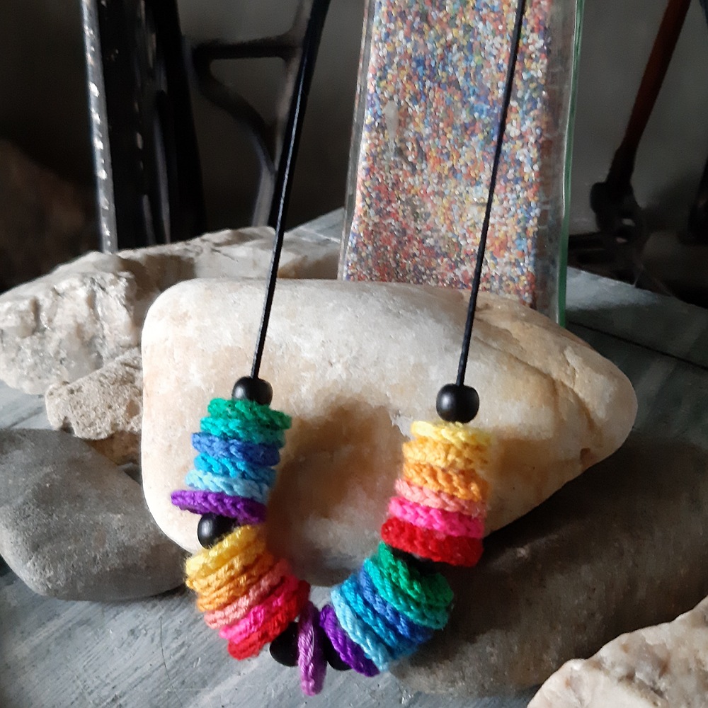 Háčkovaný náhrdelník - v barvách duhy