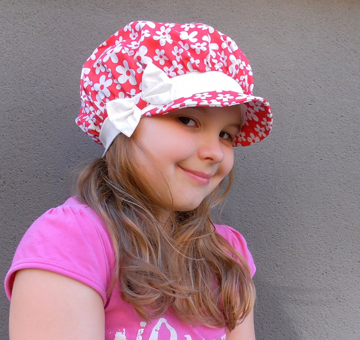 čepice bekovka kšiltovka červená -květy a bílá mašle