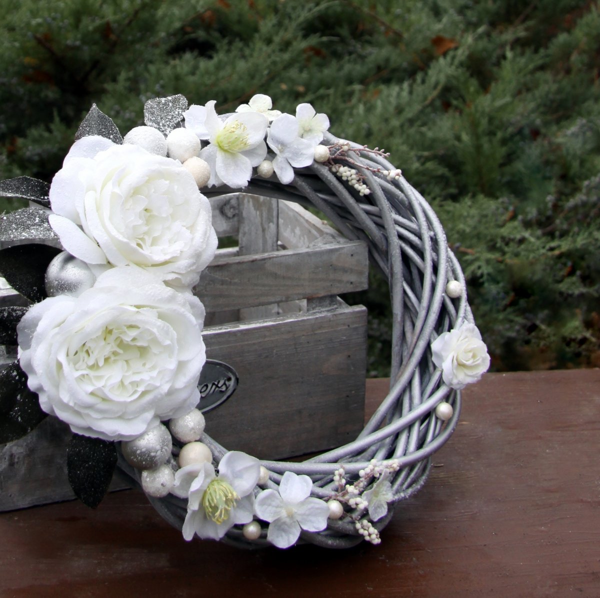 Zimní zasněžený věnec s bílými anglickými růžemi