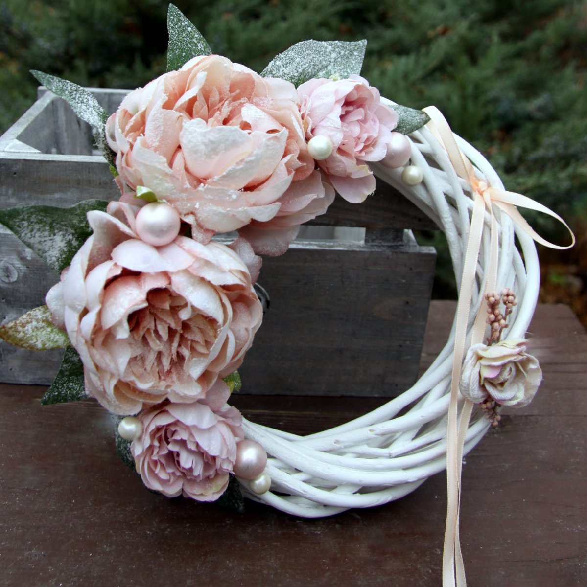 Zimní zasněžený věnec s lososovými pivoňkami