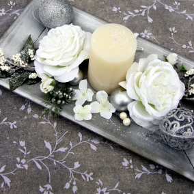 Vánoční svícen s bílými anglickými růžemi_dekorace na stůl