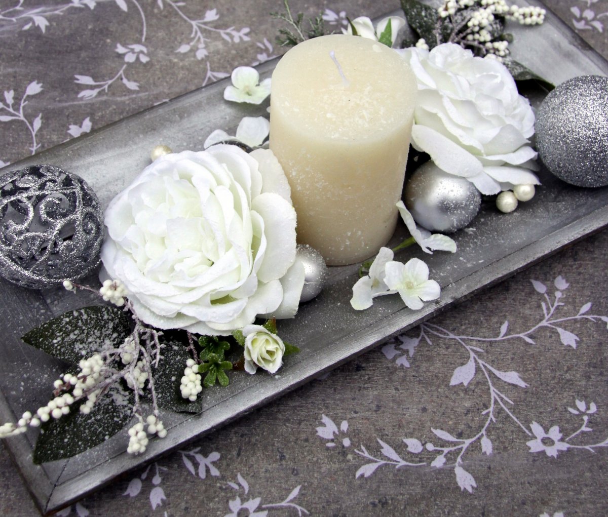 Vánoční svícen s bílými anglickými růžemi_dekorace na stůl