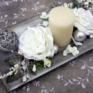 Vánoční svícen s bílými anglickými růžemi_dekorace na stůl