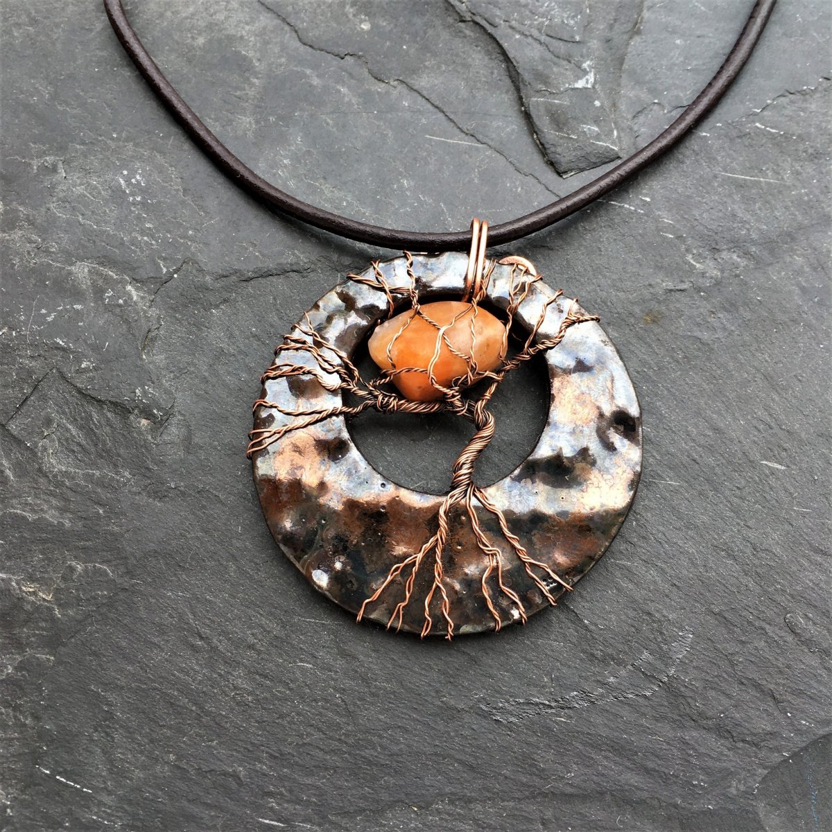 Drátovaný přívěsek s keramikou Vítej, slunce