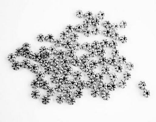 Mezidílky (minikorálky) kytičky, 4mm (50ks)