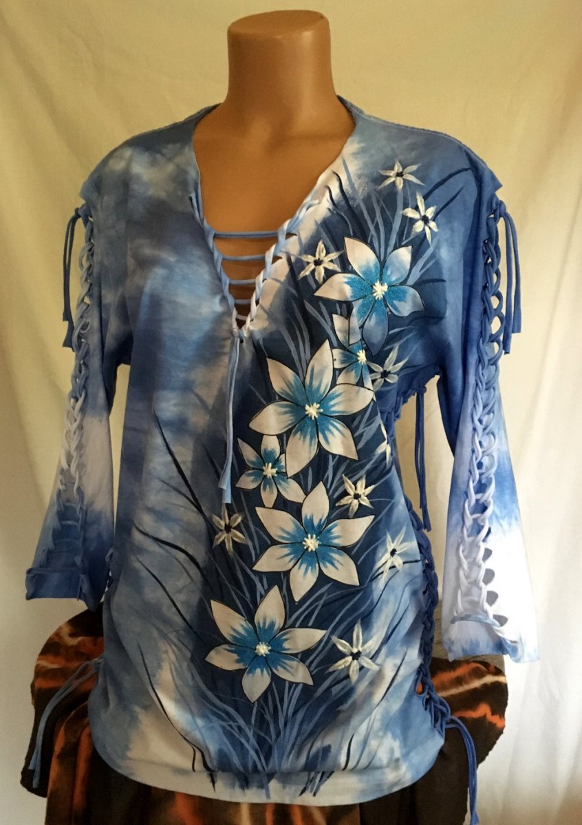 Modré prostříhané tričko s květy