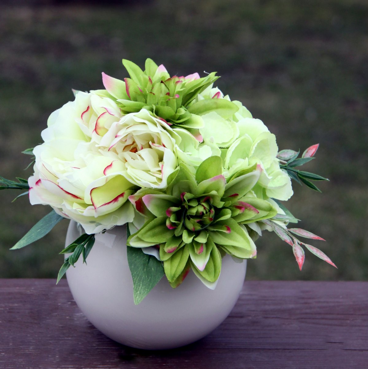 Greenery day_kytice pivoněk a růží_dekorace na stůl