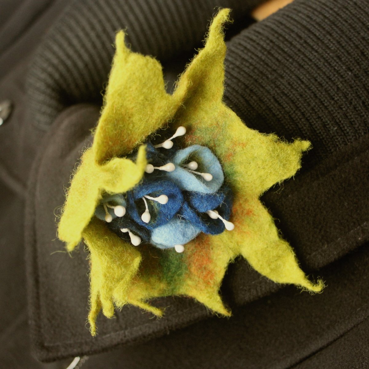 Brož - Extravagantní květina