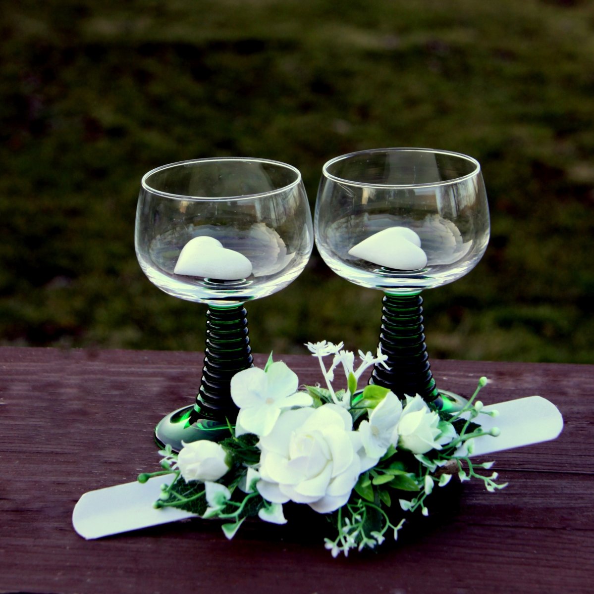 Něžný zelenobílý květinový náramek