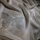 Motýli - šedobílá hedvábná šála