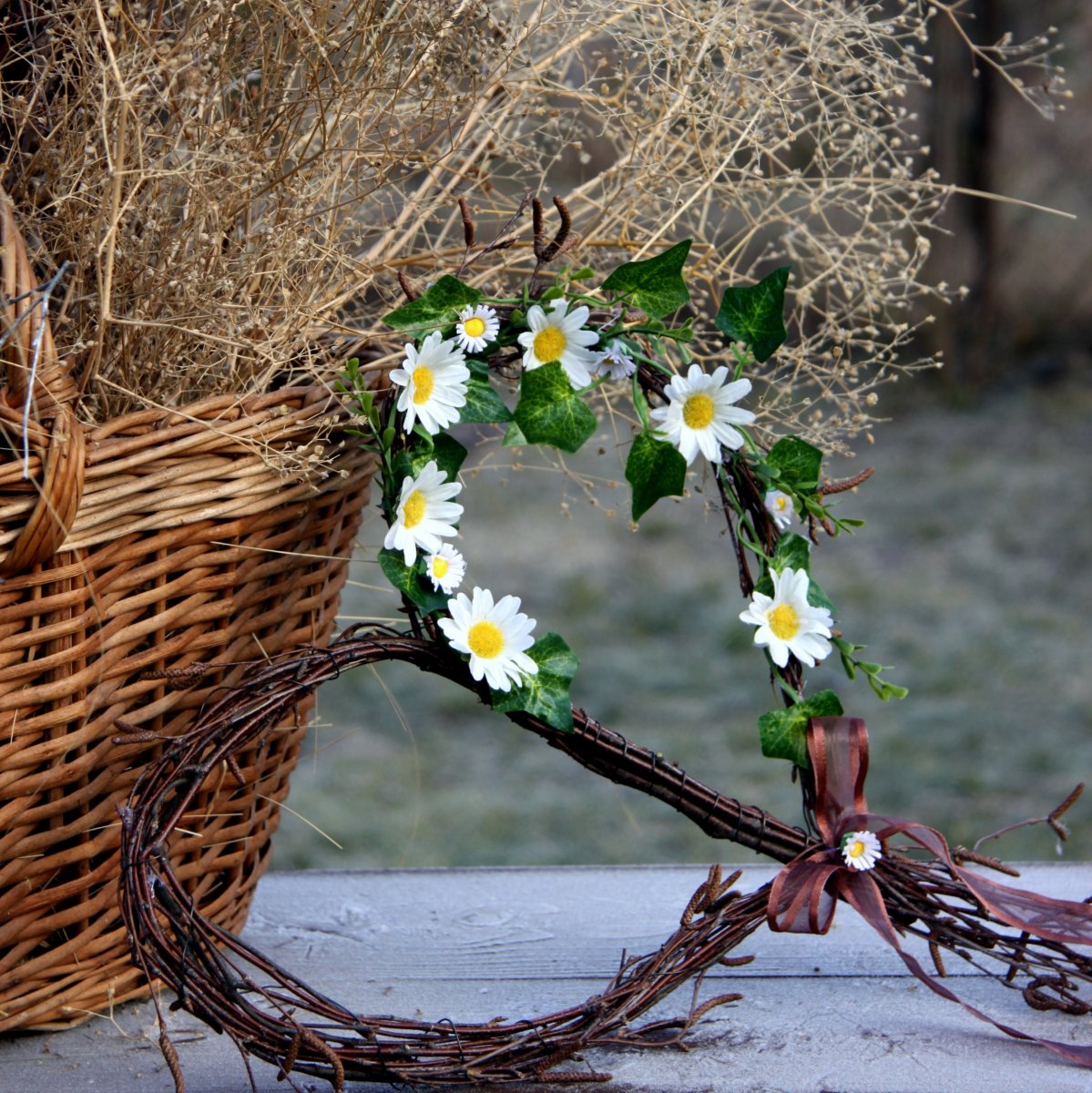 Jarní březové srdíčko s kopretinami a heřmánkem