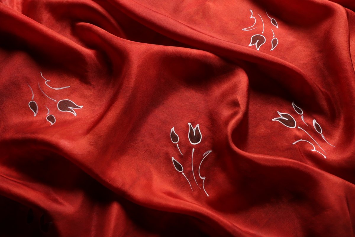 Červený hedvábný šátek