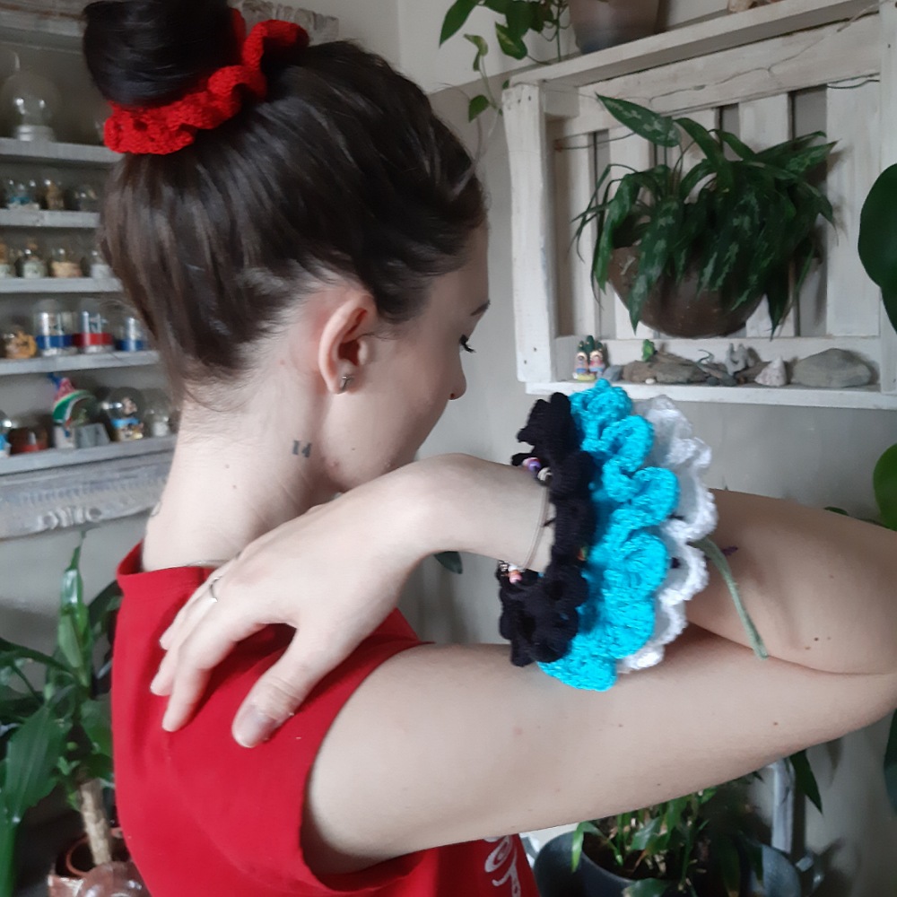 Barevné háčkované scrunchies