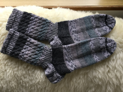 Ručně pletené ponožky-odstíny šedé.Velikost:38-39