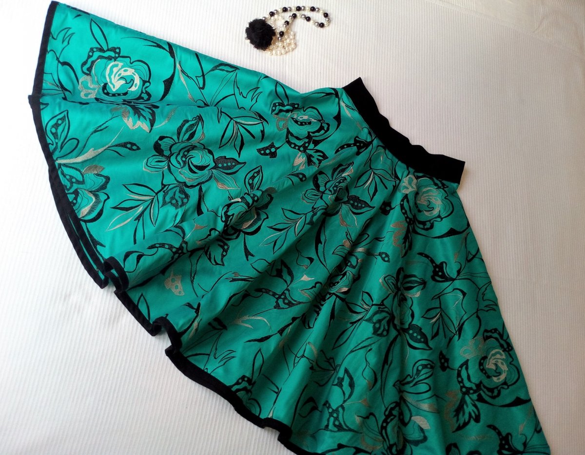 Tyrkysová sukně s motivem v černé barvě