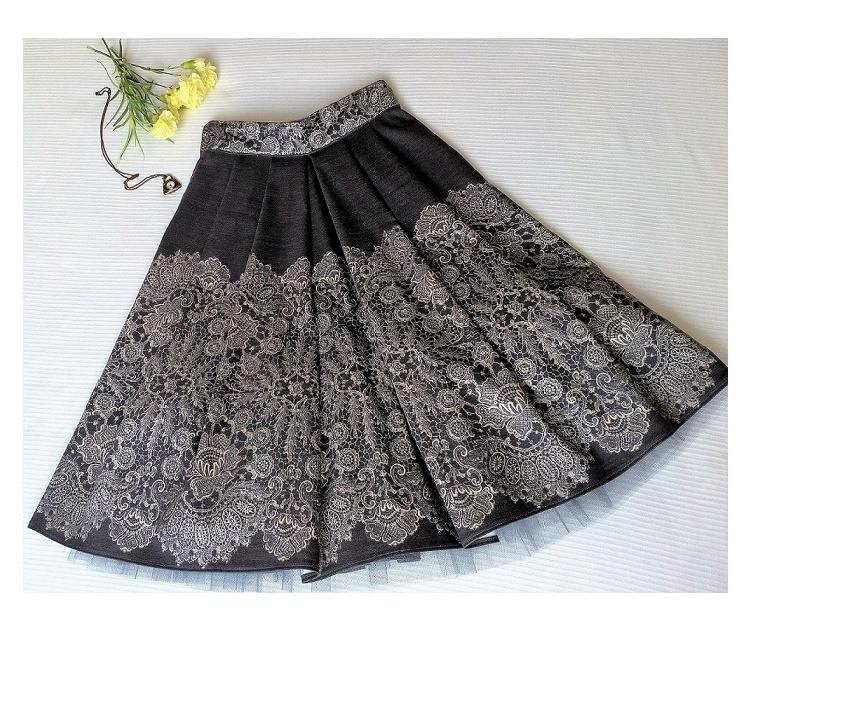 Skládaná áčková sukně s krásným krajkovým potiskem