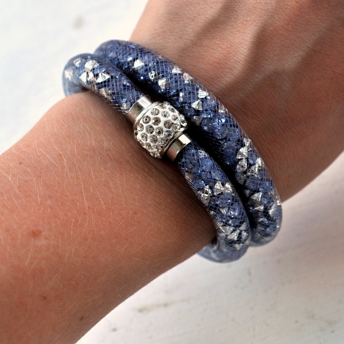 Dutinkový náramek se štrasem modto/stříbrný