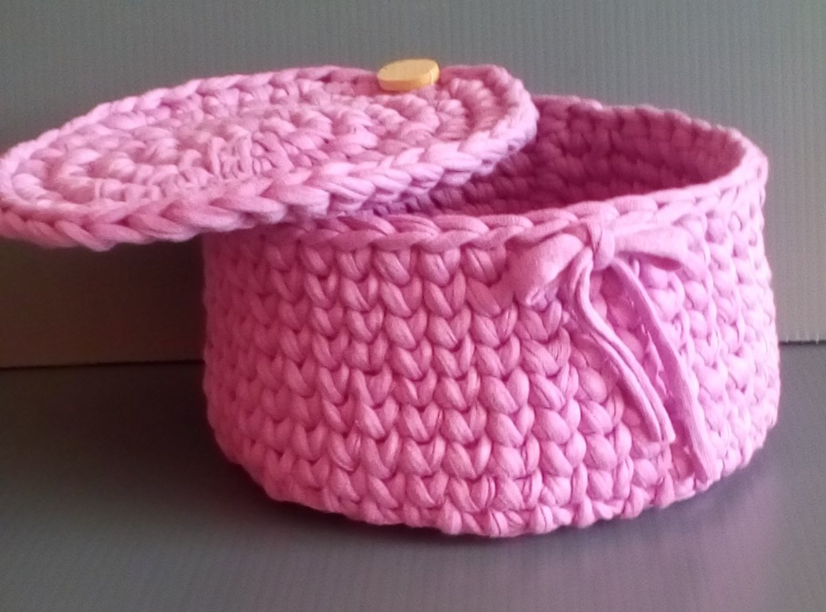 Háčkovaný košík s víkem