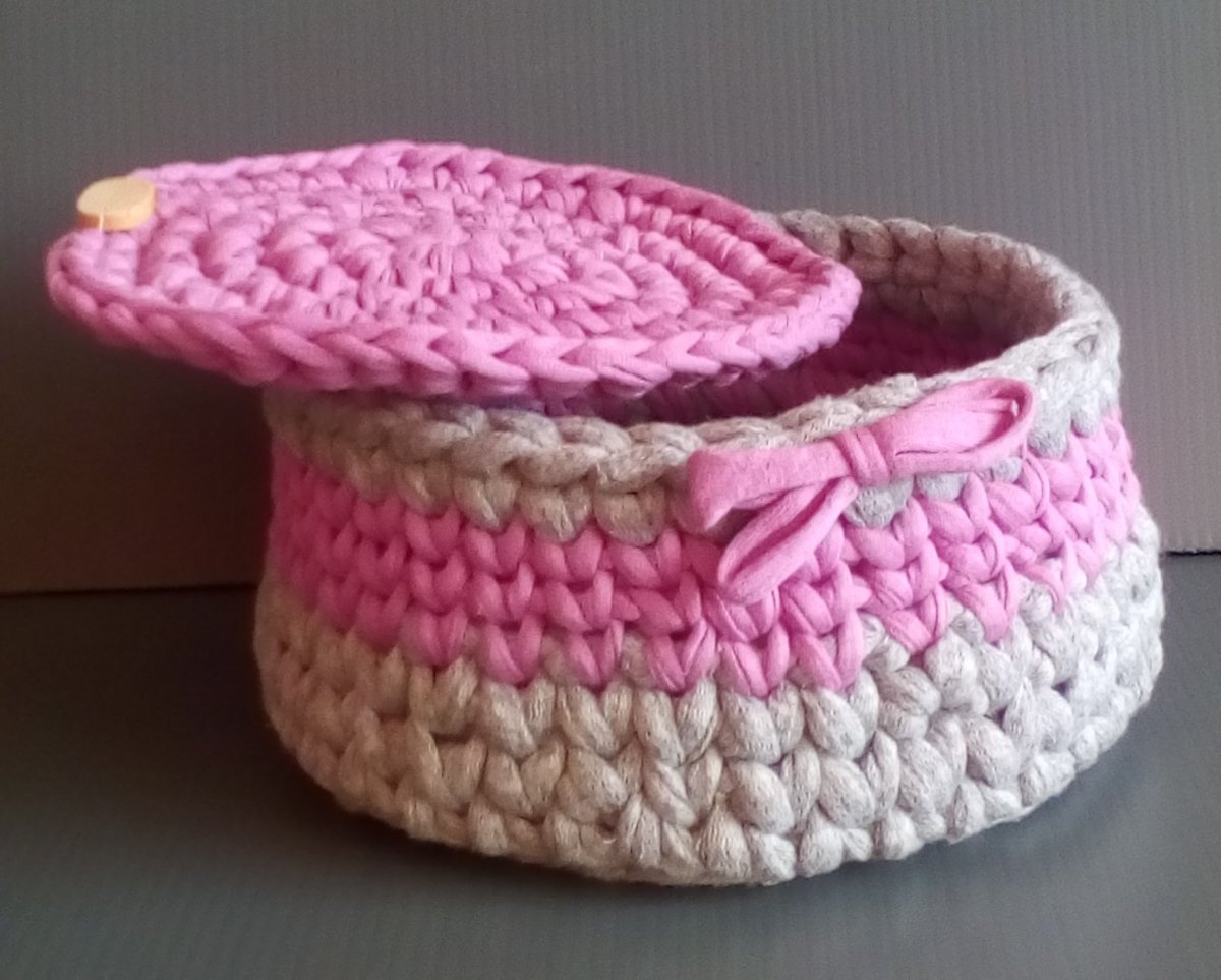 Háčkovaný košík s víkem