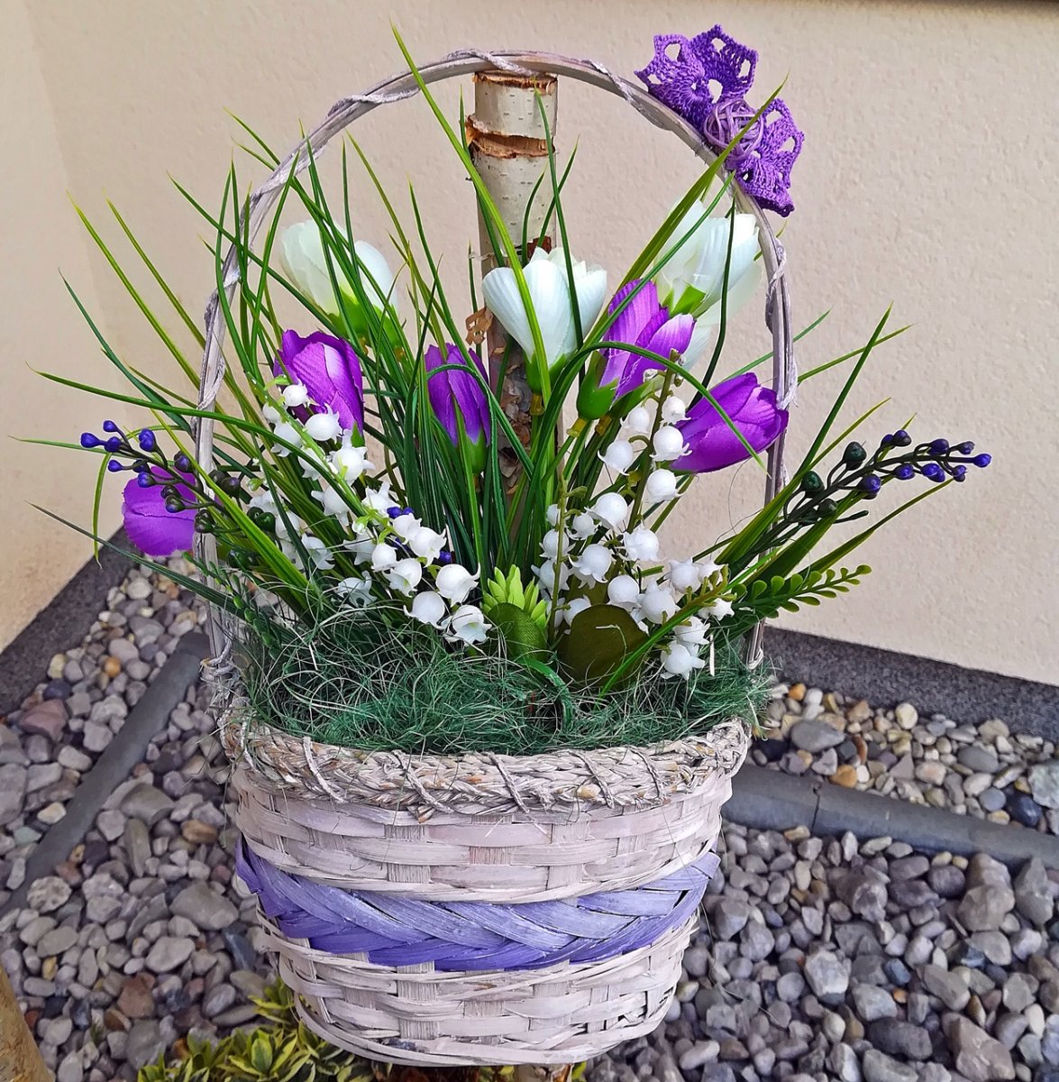  velký košík s krokusy a konvalinkami