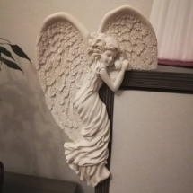 Andělíček rohový k zavěšení na zárubně