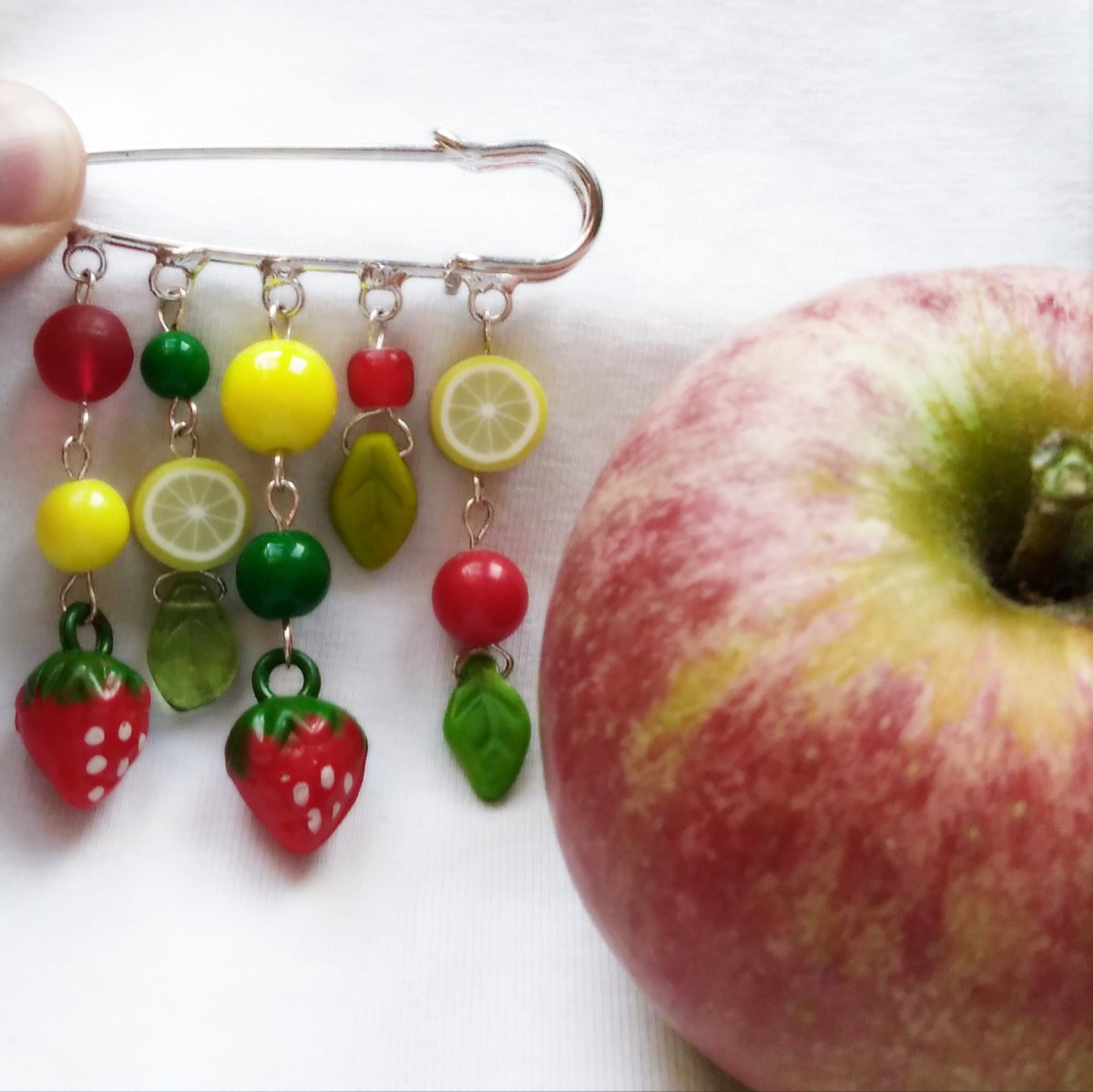 Ozdobný spínací špendlík, fruity