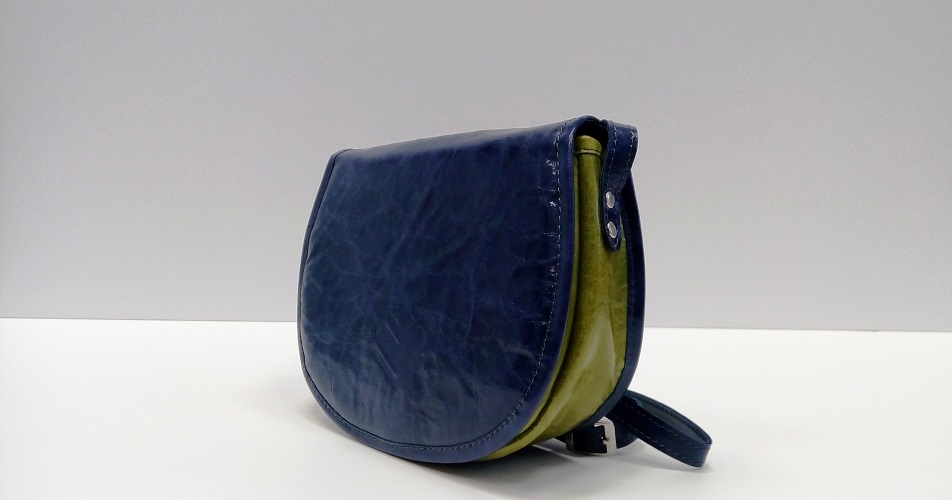 Malá kožená kabelka - zelená s modrou klopou