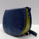 Malá kožená kabelka - zelená s modrou klopou