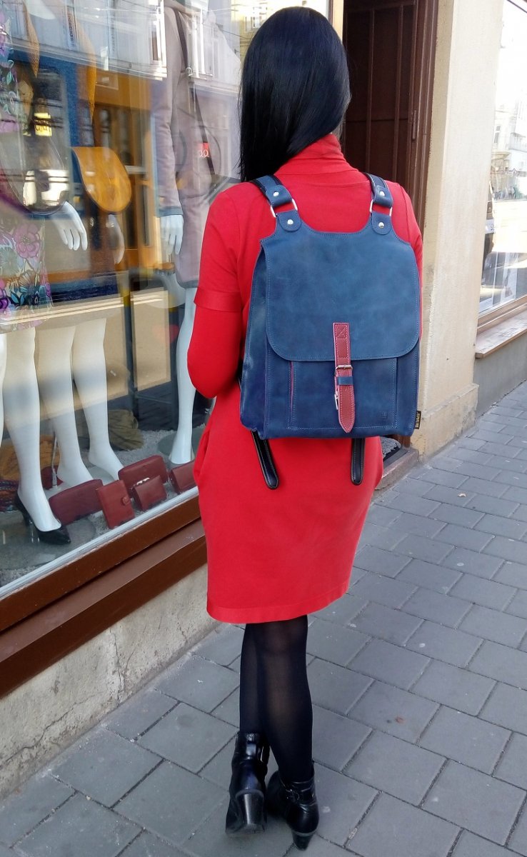 Kožený batoh modrý s červenám řemínkem