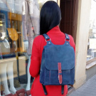 Kožený batoh modrý s červenám řemínkem