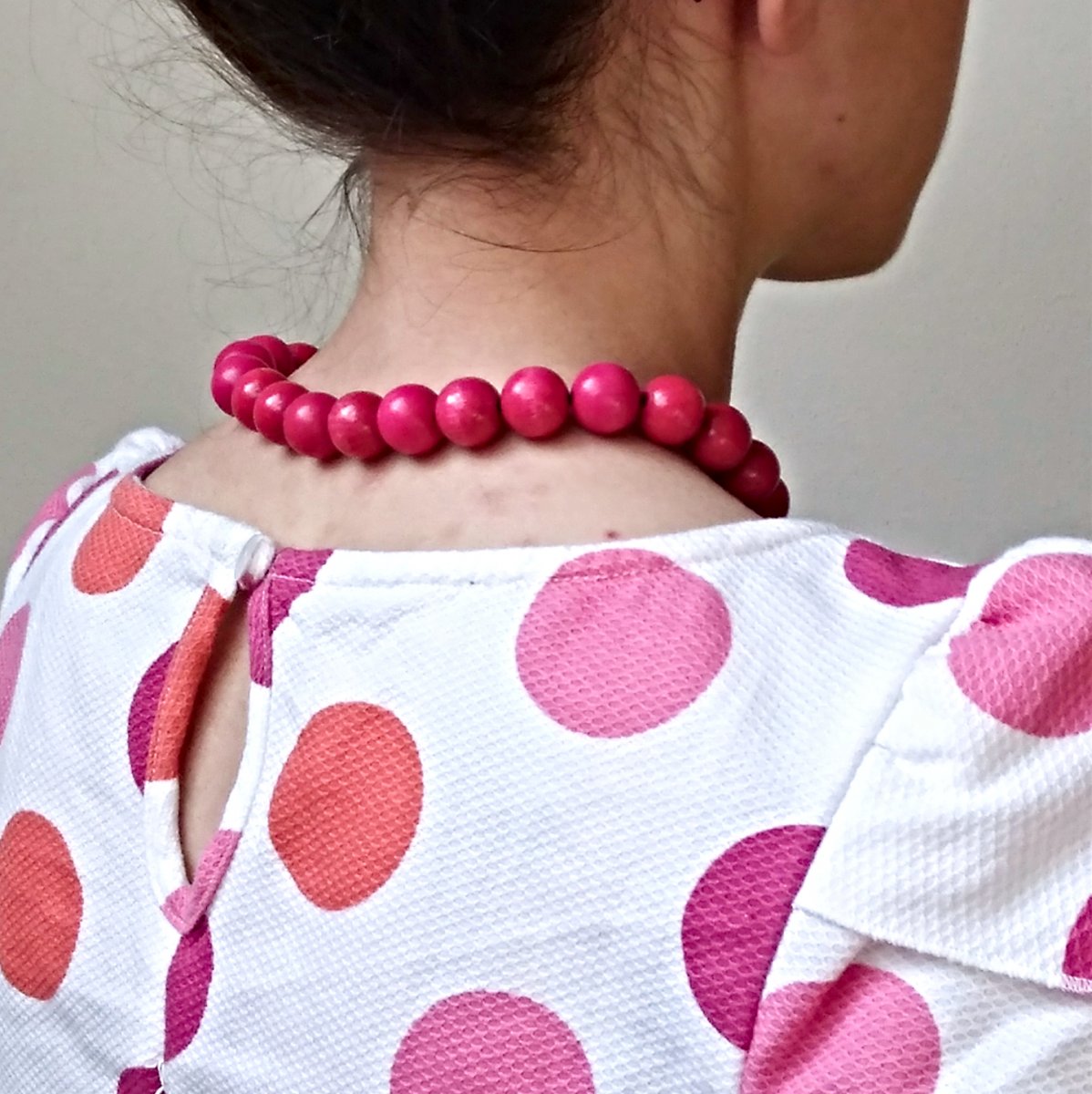 Tmavě růžové korále - dřevěné