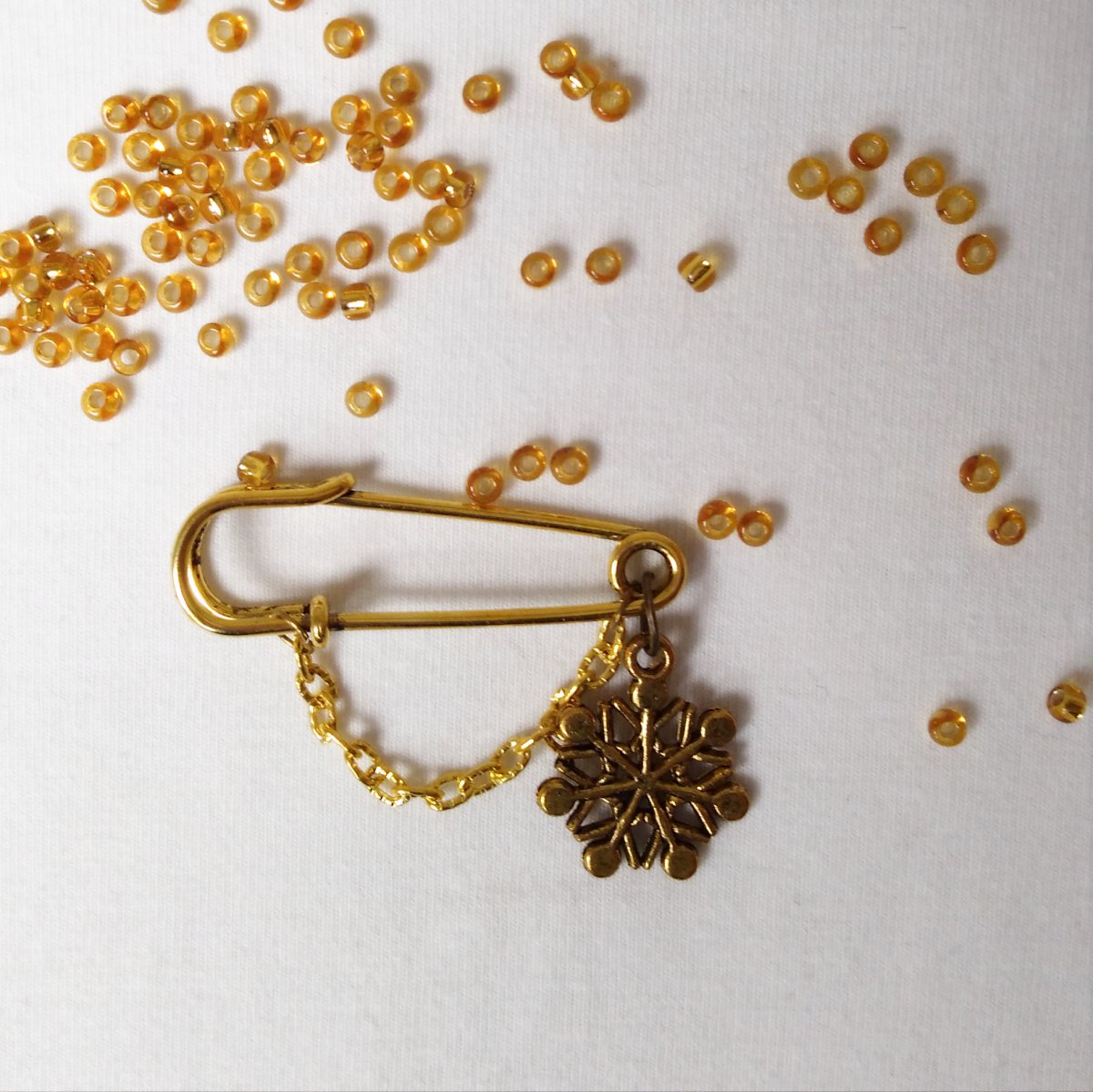 Ozdobný spínací špendlík, zlatá vločka
