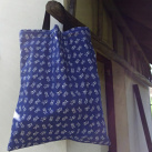Modrá taška s růžičkami