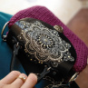 Háčkovaná kabelka s ručně malovanou klopou