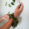 Textilní gumička/náramek – puntíky v zelené