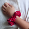 Textilní gumička/náramek – červené hvězdy