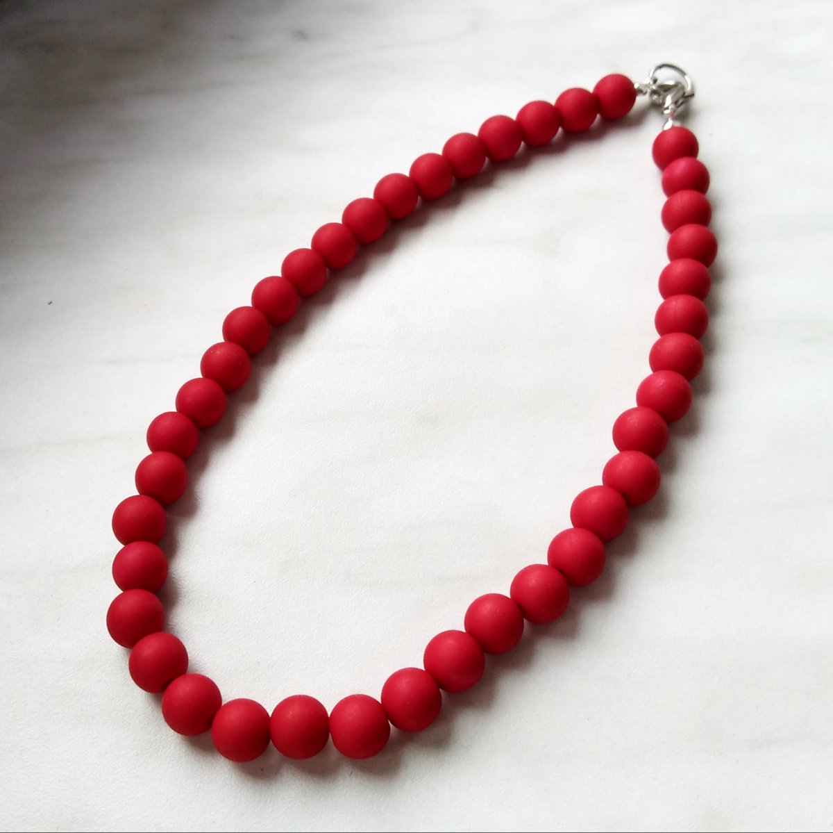 Červené  korále - plastové, matné