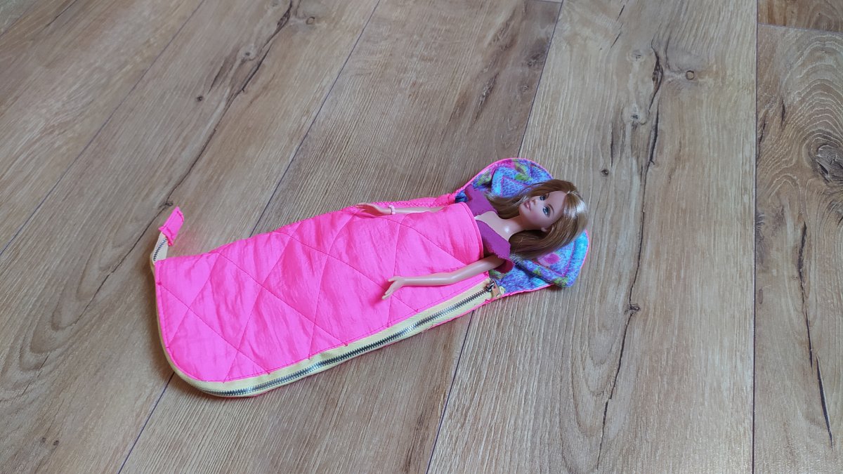 Spacák pro panenku barbie zářivě růžový