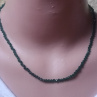 Oslnivý náhrdelník fasetovaný smaragd