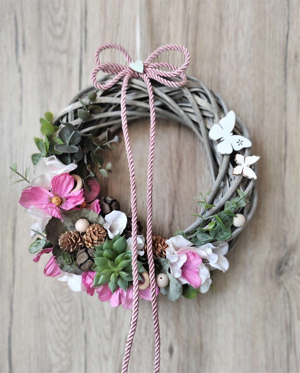 Proutěný věnec v růžové s motýlky