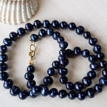 Náhrdelník z tmavě modrých říčních perel, uzlíkovaný