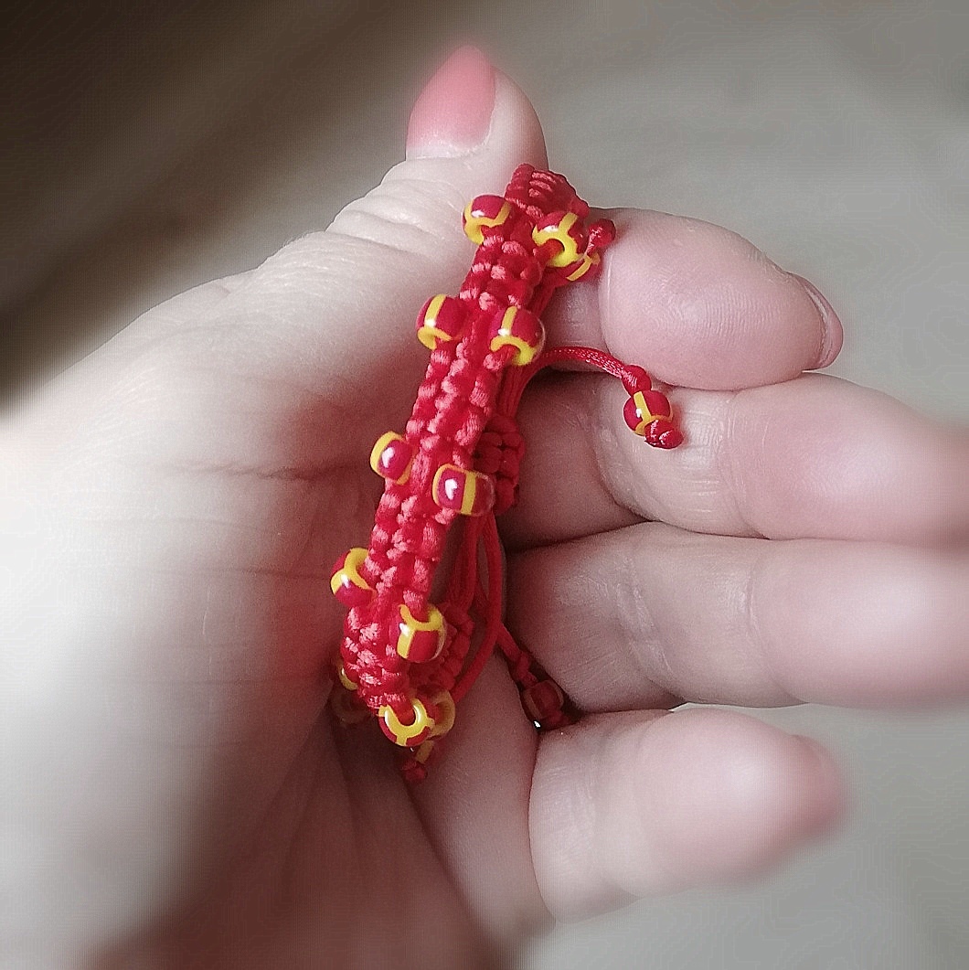 Náramek macramé-červená