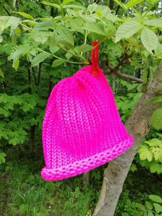 Pletená čepice - neonově růžová 