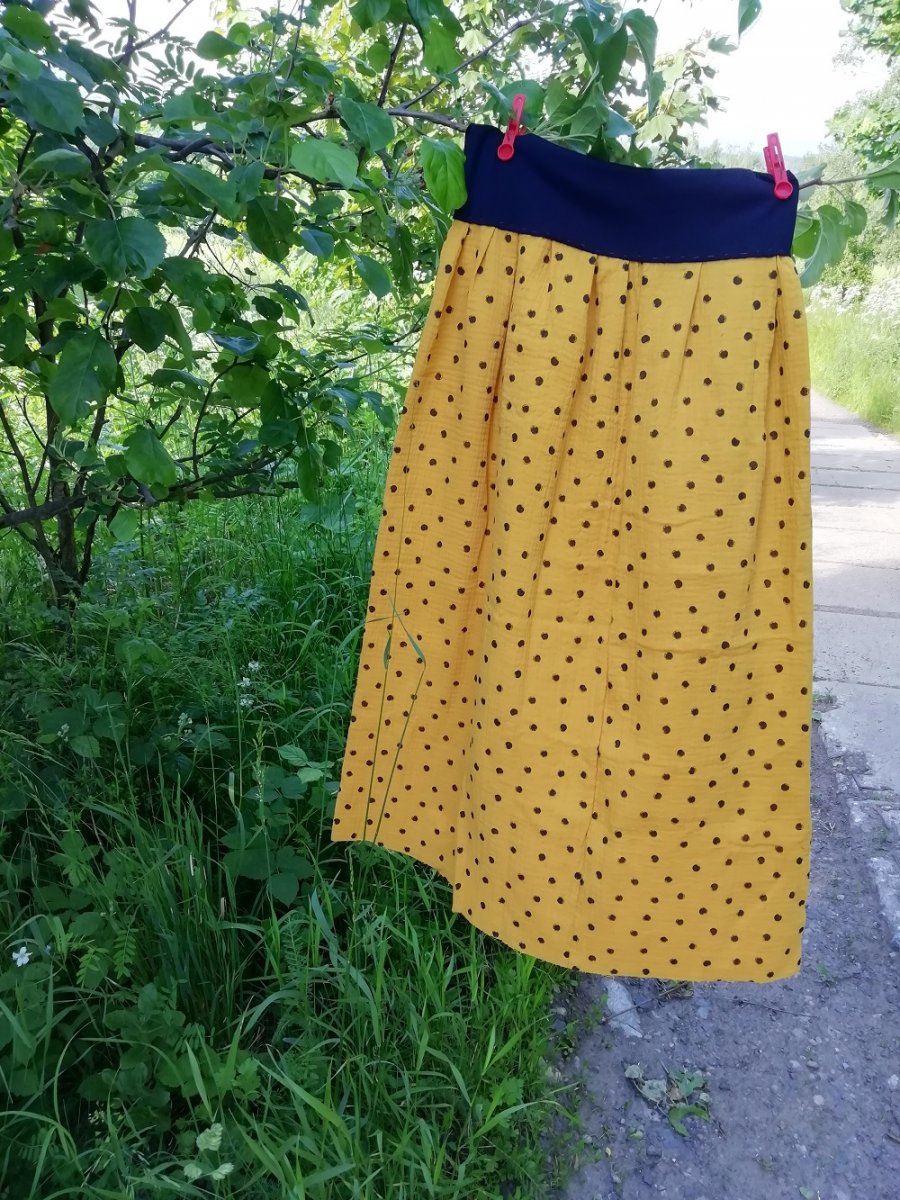 Dlouhá šitá sukně černé puntíky na hořčicové Vel. L, XL