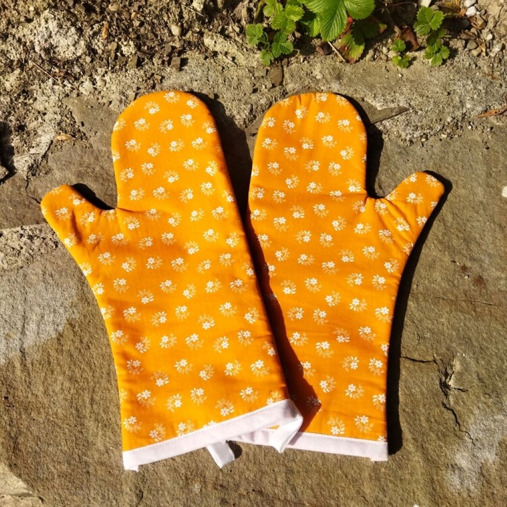 Prodloužené kuchyňské chňapky oranžové s květinami