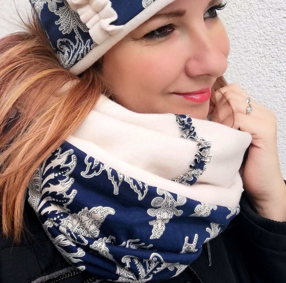 nákrčník modrý béžové ornamenty