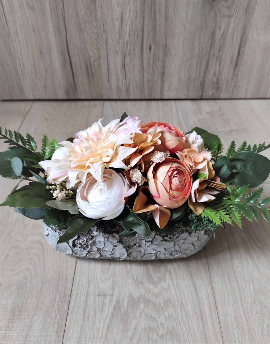 Květinová dekorace v betonovém truhlíku