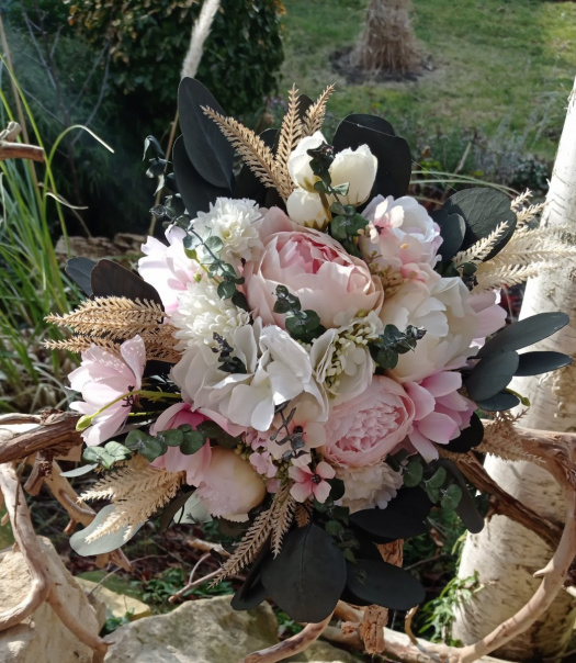 Svatební kytice se stabilizovaným eukalyptem růžová