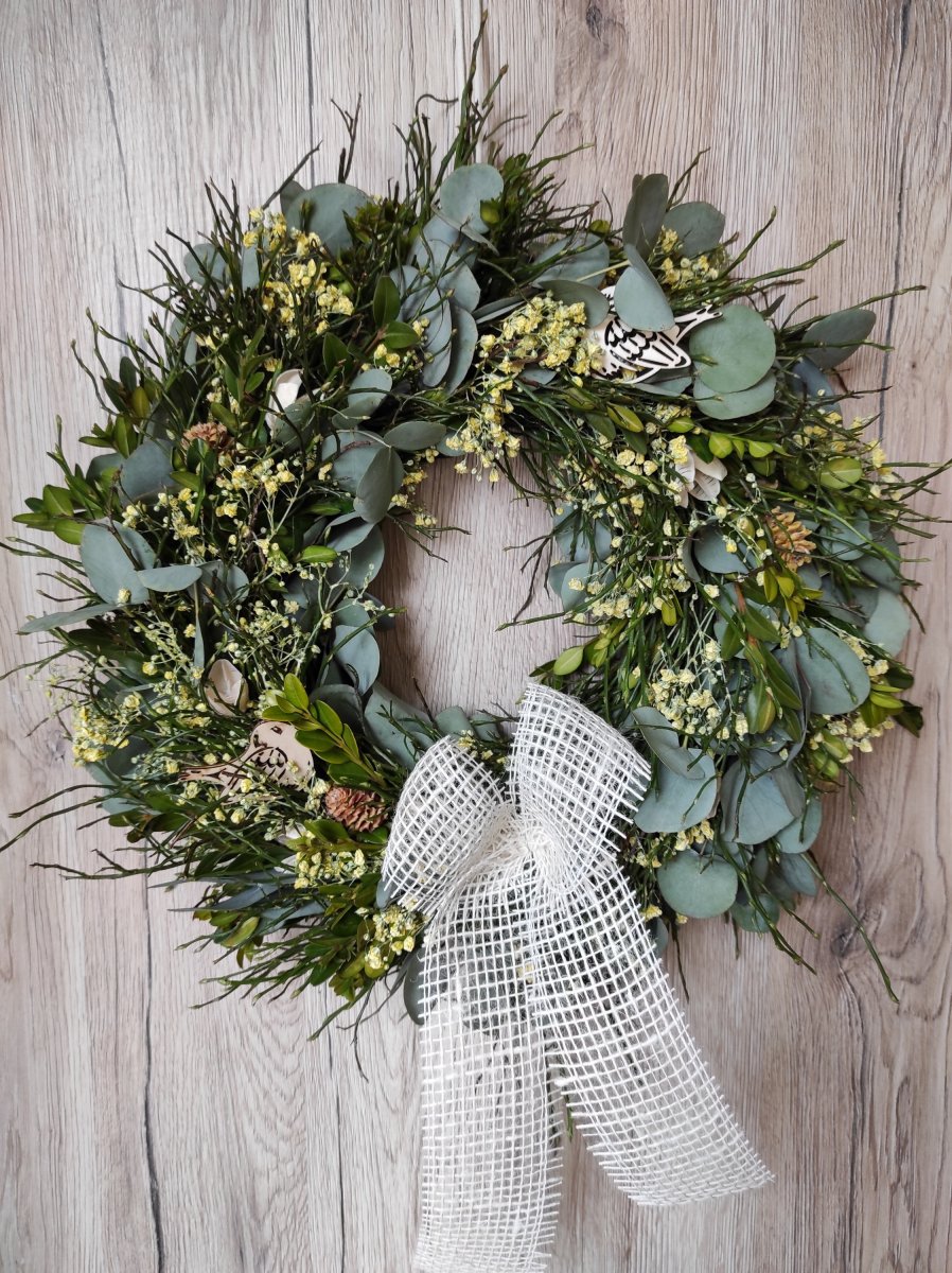 Přírodní eukalyptový věnec do žluté s gypsou